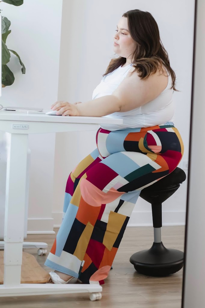 Natalie in the City reviews the best electric standing desk 2022 for the home office.