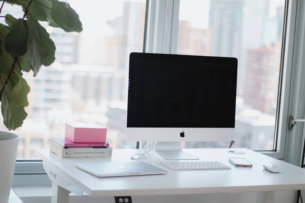Natalie in the City reviews the best electric standing desk 2022 for the home office.