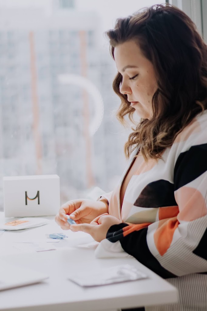 Natalie in the City, a petite and plus size blogger with PCOS reviews Modern Fertility's at home hormone test kit.